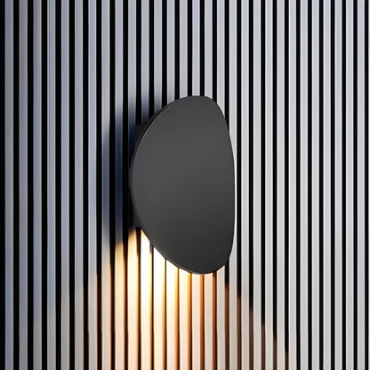DUSK Minimalist Wall Light Sconce in Aluminum with Warm White LED Illumination - Styyler