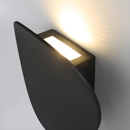 DUSK Minimalist Wall Light Sconce in Aluminum with Warm White LED Illumination - Styyler